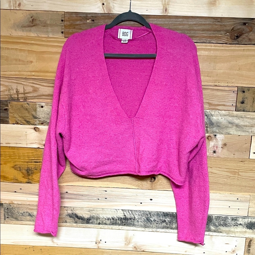 BDG size Large Super Soft & Stretchy V-Neck Cropped Sweater in Vibrant Pink
